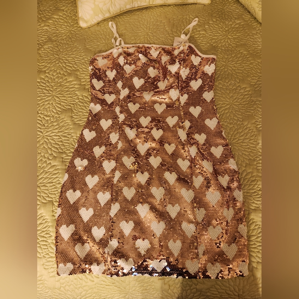 Adorable gold & white 🤍 sequin dress